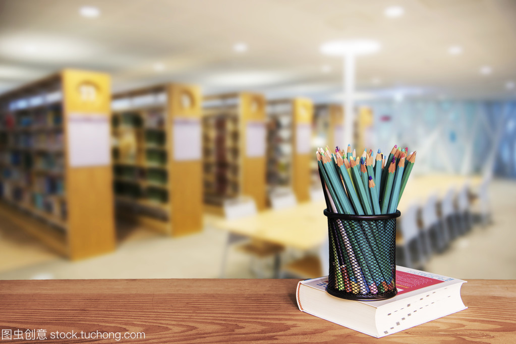 空桌与书海 现代图书馆中的阅读新体验